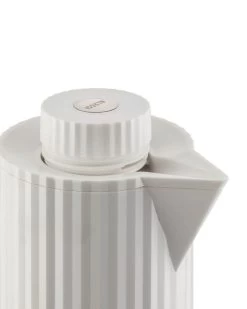 Alessi Plissé Thermosfles 1 Liter Kunststof Wit 5 Alessi Plissé Thermosfles 1 Liter Kunststof Wit -Goedkope Koffiedrankjes 0007 mdl12 w 04 300dpi 1250pxl