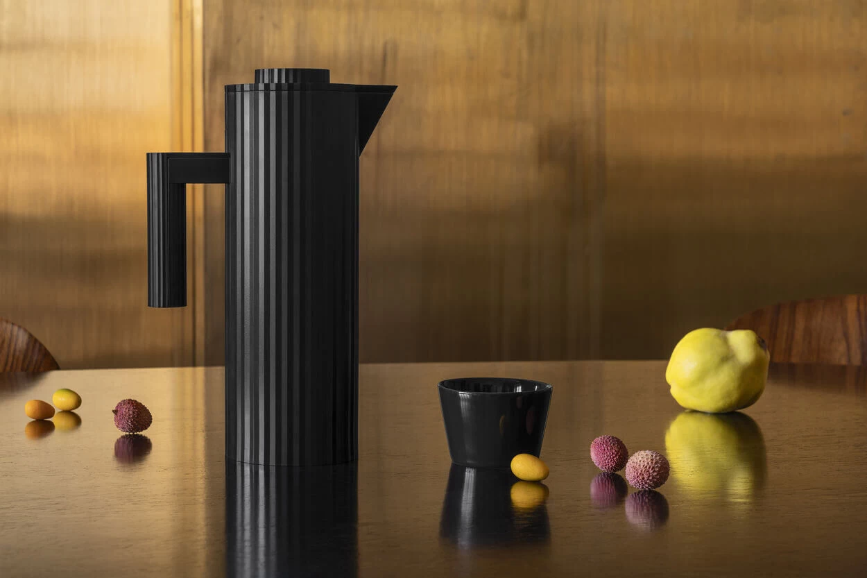 Alessi Plissé Thermosfles 1 Liter Kunststof Zwart 2 Alessi Plissé Thermosfles 1 Liter Kunststof Zwart - Afbeelding 2