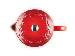 Le Creuset Holly Collectie Cafetière 800 Ml Aardewerk Kersrood -Goedkope Koffiedrankjes lc 20200612 zs ps fs 60706080601503 004