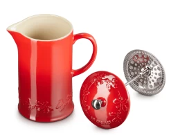 Le Creuset Holly Collectie Cafetière 800 Ml Aardewerk Kersrood -Goedkope Koffiedrankjes lc 20200612 zs ps fs 60706080601503 007