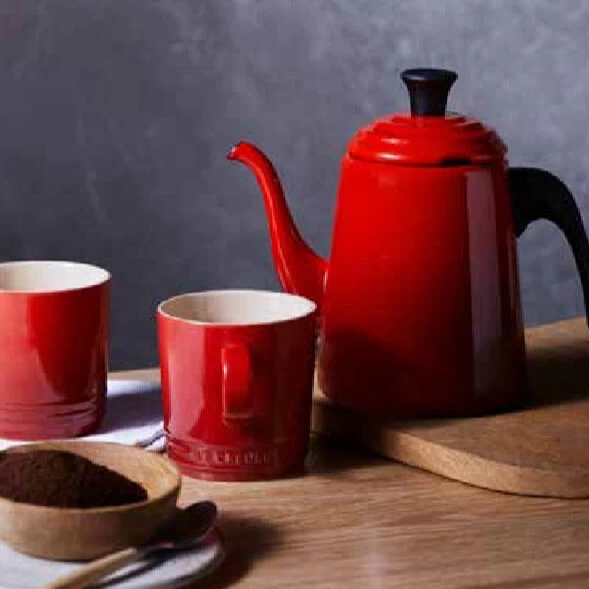 Le Creuset Barista Ketel 700 Ml Staal Kersrood 2 Le Creuset Barista Ketel 700 Ml Staal Kersrood - Afbeelding 2
